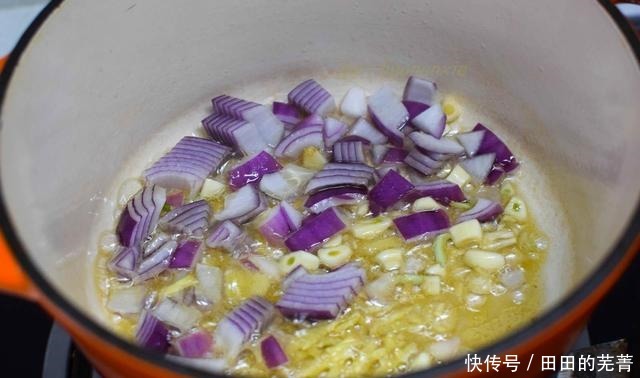 天冷|天冷就爱这一锅,端上桌还咕嘟嘟冒着热气,想吃啥锅里都有