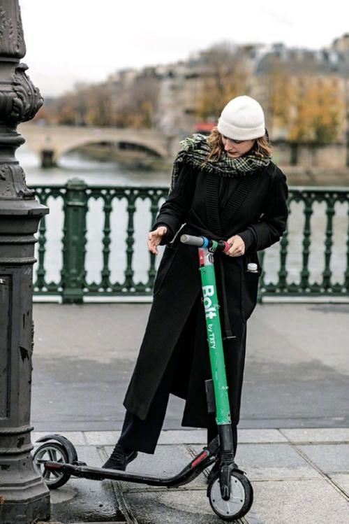 早春穿搭要打破黑白灰！学会这些配色法则，时髦又个性