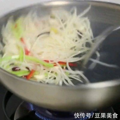  土豆丝|在家做酸辣土豆丝，这样制作才好吃！，比买的更好吃