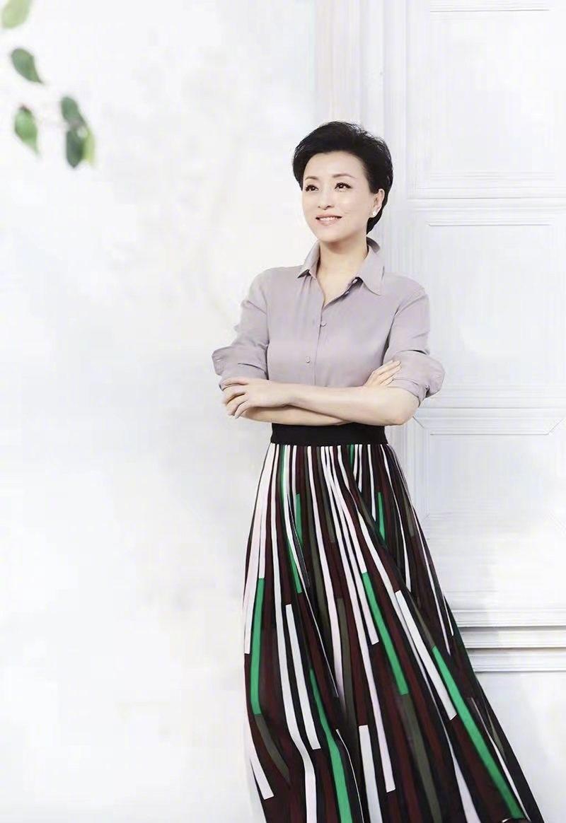黑白配|杨澜真是“60后的骄傲”,小香风外套配百褶裙端庄稳重,高贵典雅
