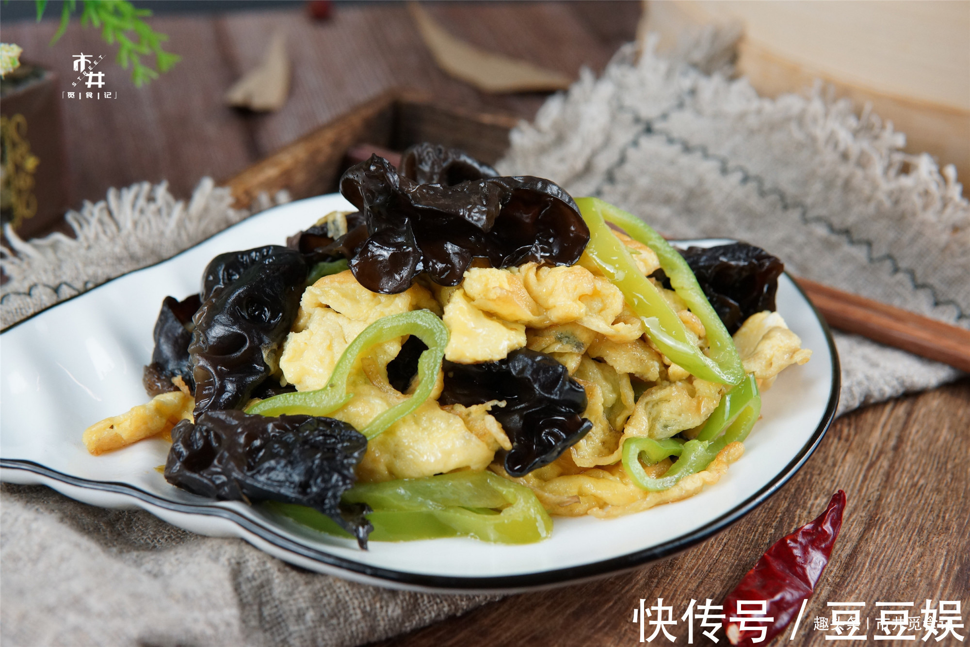 炒木耳时，锅里“噼啪”炸响，大厨教你小窍门，不炸锅还更好吃