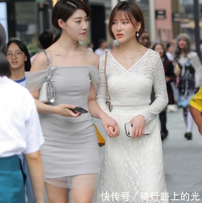 秀腿秀|夏日闺蜜灰白配，上街这么穿，哪个男人不喜欢看呢！