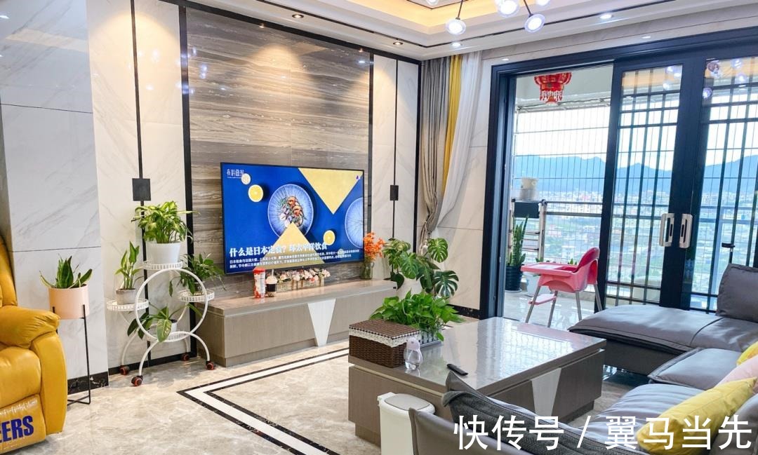 瓷砖|晒晒刚入住的新房,客餐厅瓷砖上墙大气,搭配浅灰地板特别耐脏!