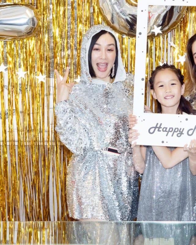 潜入|钟丽缇夫妇潜入海底拍人鱼大片,老公因一物,惨遭网友吐槽海王