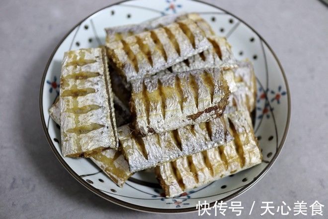 喉咙|鱼刺卡在喉咙里,喝醋不管用,教你1招,鱼刺自己顺下去,快学会