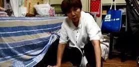 客厅|一家四口住豪华别墅,却只能睡客厅打地铺,设计师爆改15㎡变6房