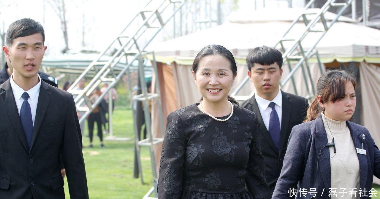 曾和孟非、乐嘉同台把关,家庭幸福还有一女儿,知名情感导师黄菡