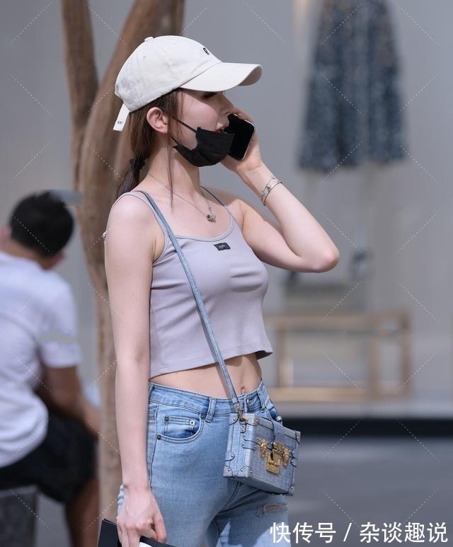 高跟鞋|水蓝长裙，配上粉嫩的妆容，奶萌奶萌的纯洁而富有