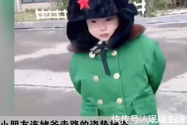 孩子|大鸡腿往嘴里一放,两岁萌娃背手学姥爷走路,气质拿捏得稳稳的