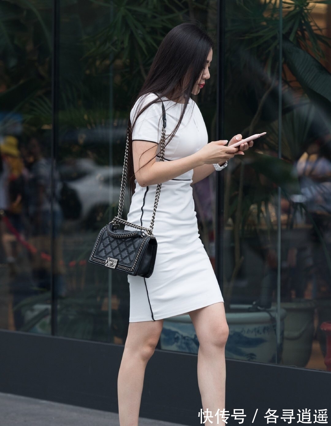 穿搭 白色包臀裙简约清新,在黑发齐腰的衬托下,美得素雅又显背影美