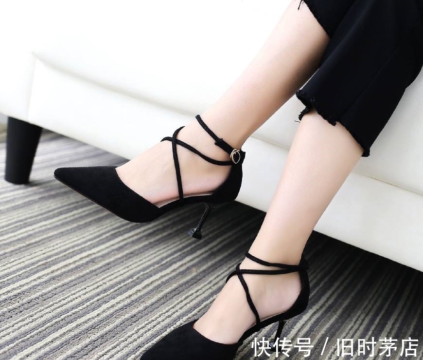 妩媚|妩媚的一字扣带高跟凉鞋，女人长腿看起来更加纤细迷人
