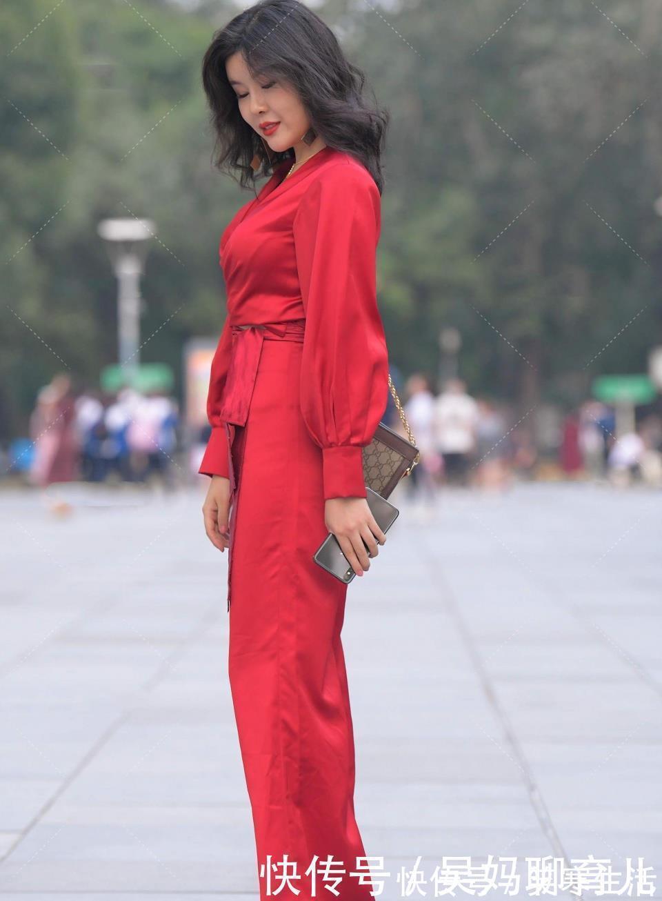 高跟鞋|小白鞋搭配修身碎花裙,优雅时尚,满满的青春少女感