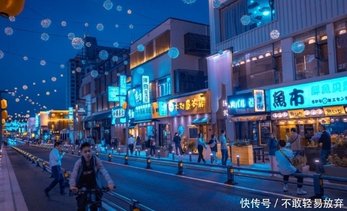 这条街26年前就是网红街，升级改造后更火了，漂亮姑娘排队打卡