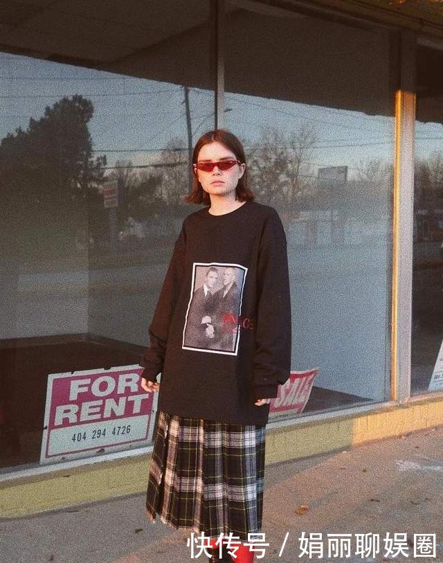 青春|卫衣下面别再配牛仔裤,今冬流行这样穿,青春洋气不说,还时尚