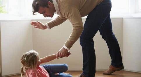 胡萝卜|10岁男孩口吐白沫,不治身亡,医生惋惜:孩子这个地方真的不能打