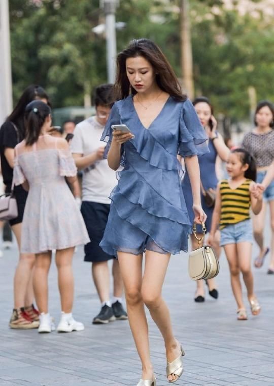 美女|美女是不是都想好了,这荷叶裙再胖20斤也能穿