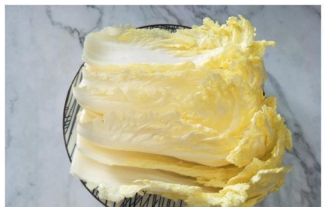 买白菜时，选择紧实的还是松散的？教你3招，选出好吃白菜