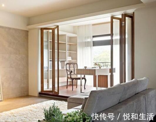 业主|越来越多人阳台不装推拉门了,聪明人都用这种门替代,好看又省地