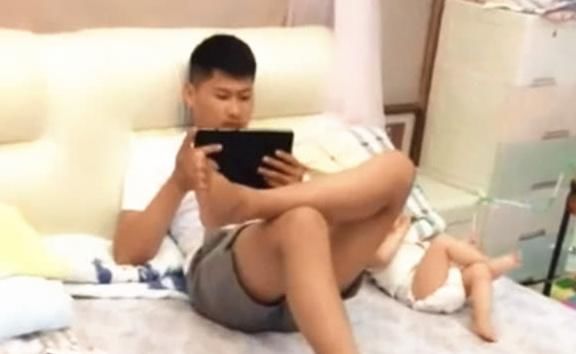 姿势|爸爸带娃的日常,连躺在床上的姿势也同步,妈妈:是爷俩