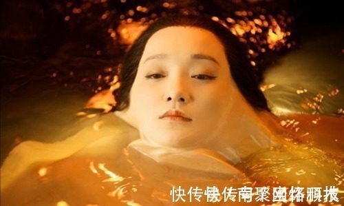 秀才@百年前的一幅女鬼图，放大5倍看她在做啥？网友：看久会感到不适