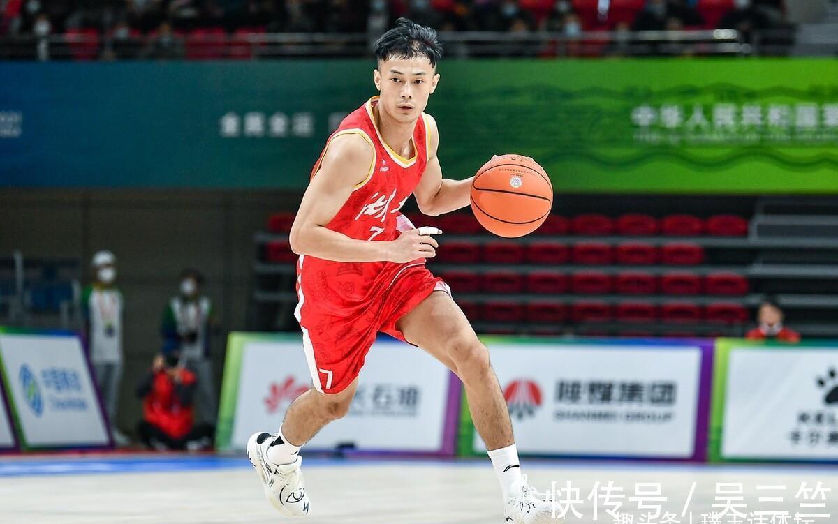 广厦男篮|三消息！杨鸣获得4位好帮手，杜锋试训得分手，广厦男篮大胜富邦