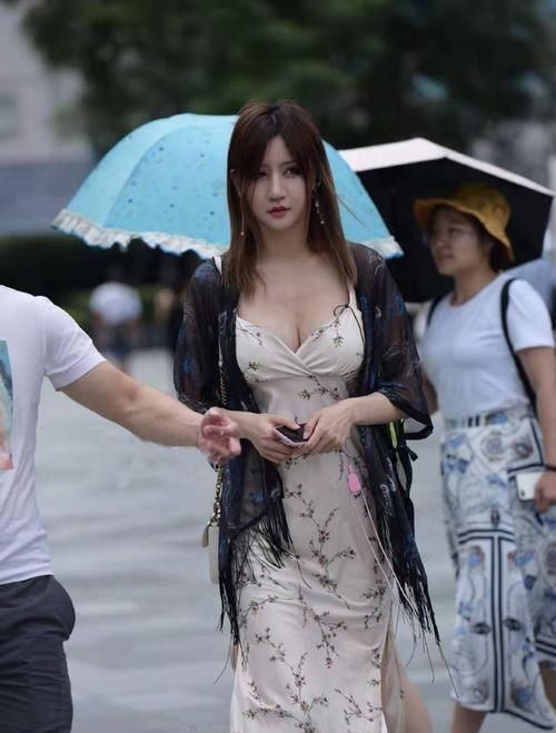 味十足|街拍精致迷人的小姐姐,身穿雪纺连衣裙+薄纱开衫,女人味十足