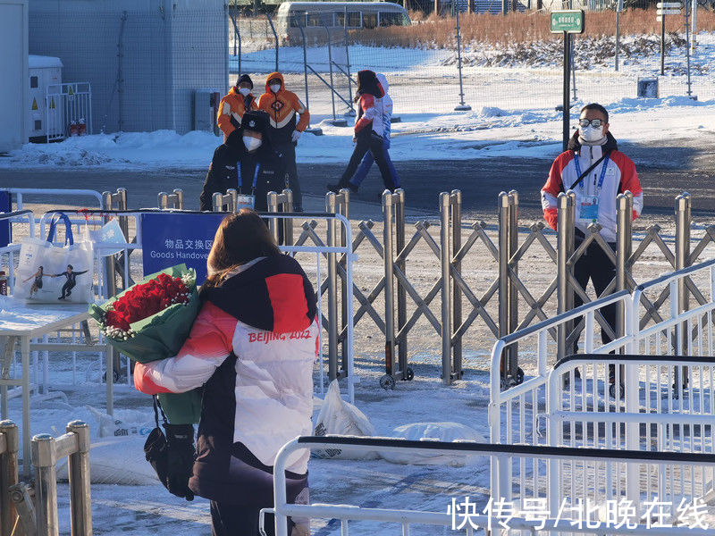 结缘北京冬奥会 首钢滑雪大跳台情侣隔空送花|冬奥会刊探闭环 | 冬奥