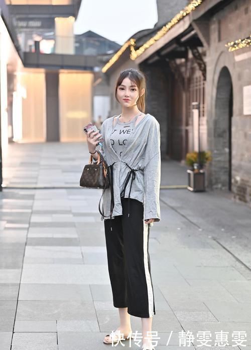 外表高冷的黑色阔腿裤其实非常百搭,宽松的裤型,走起来很拉风