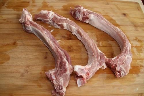 买排骨时，别只会挑肉多的，牢记5点，轻松挑出新鲜好排骨