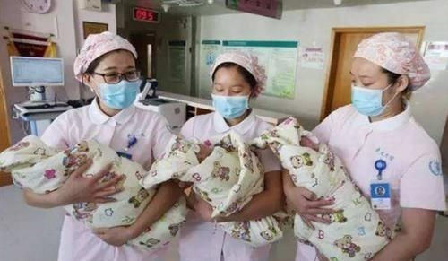 最累姥姥出现了,三个女儿各个三胞胎,家里比幼儿园还热闹