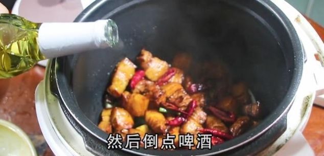 把五花肉扔进电饭锅，不加一滴水，出锅后一大锅都不够吃，太香了