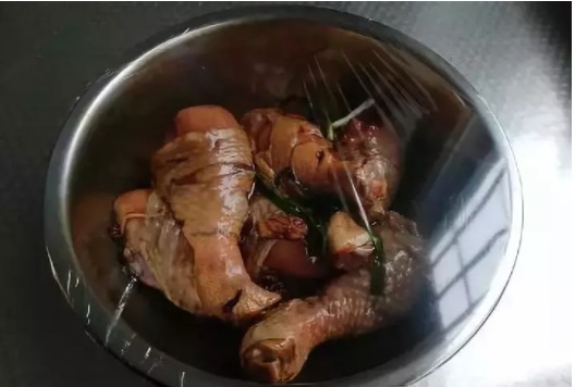 鸡腿的新做法,不用一滴油,不用一滴水,简单又美味