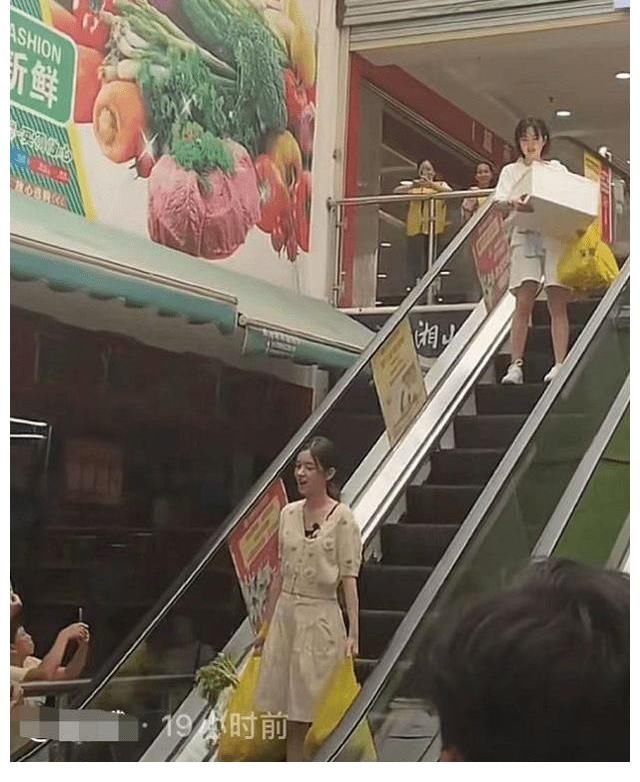 架子|沒公主架子！姚安娜超市買菜抱箱子拎袋子很接地氣