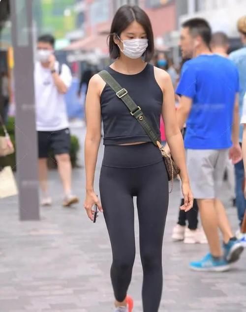 穿搭 被称为“万能裤”的打底裤,平腹穿出“小蛮腰”