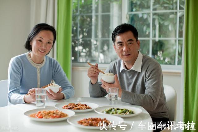 胃癌|28岁男子胃“烂成筛子”，中医：喝水1个习惯，胃是铁打的也垮掉