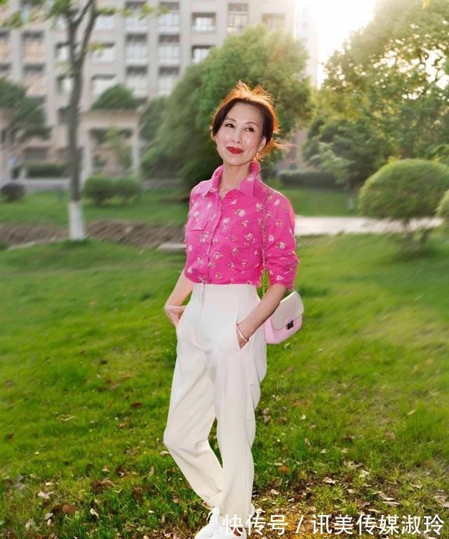 九分裤|这才是60岁该有的早秋穿搭!“衬衫+九分裤”,露出脚踝更时髦