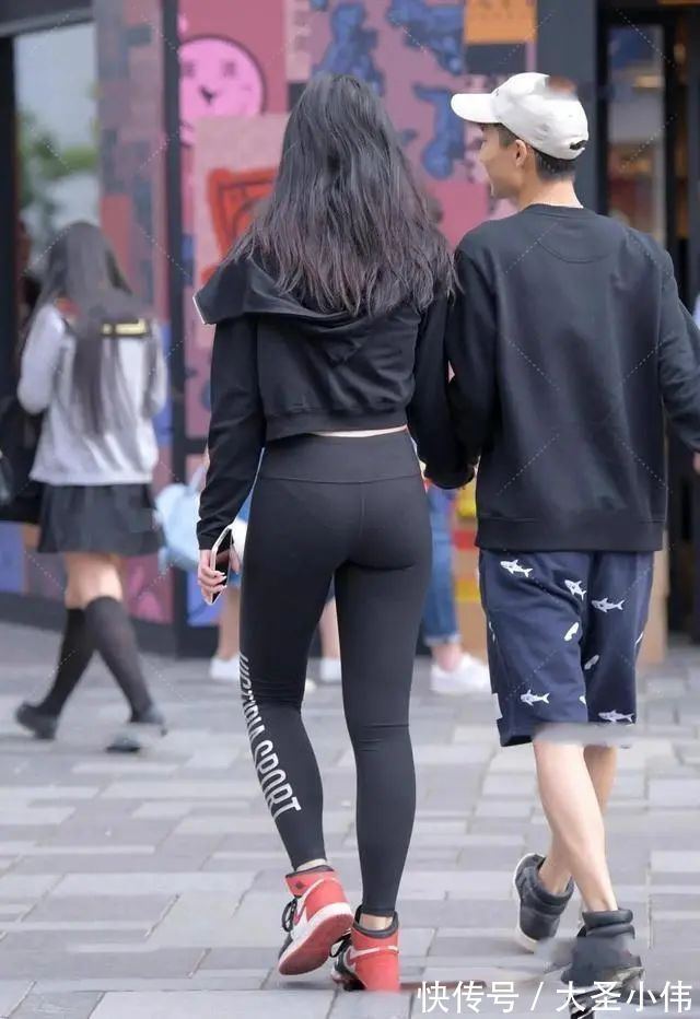 运动鞋 美女街拍:时髦美女的打底裤很简单,展现出少女的艳丽身材,清爽出众
