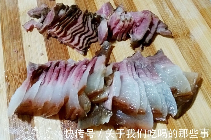 炒腊肉,不能直接切了就炒,想要软嫩鲜香不油腻,关键2步不能少