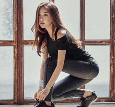 紧身|街拍性感紧身打底裤小姐姐,展现出身材的苗条感!