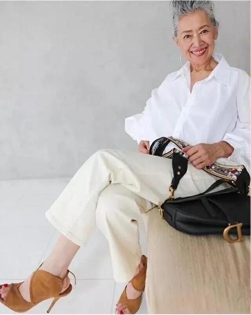 年纪大要学会优雅，看日本老太太时髦穿搭，每一套都是借鉴模板穿搭技巧＂奶奶辈＂的搭配模板