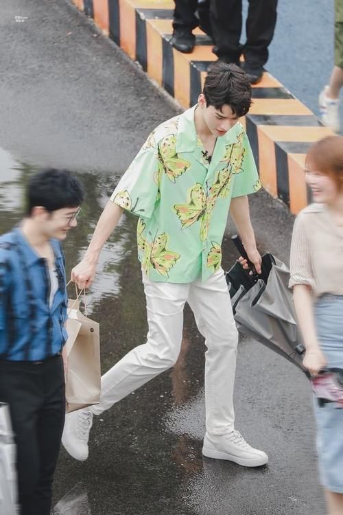 龚俊|《中餐厅》更新,龚俊身穿花蝴蝶衬衫太养眼,妥妥的“大学生”