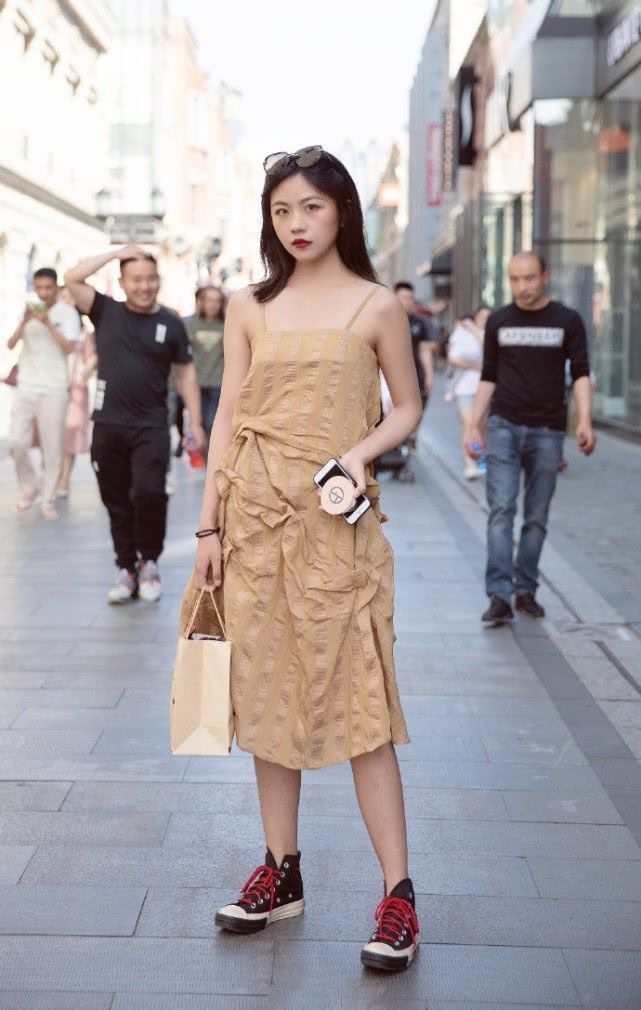 小姐姐|街拍：清新脱俗的小姐姐，休闲针织衫搭配百褶裙，大秀白皙美腿