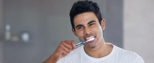 尿液|男性50岁后,早起若还有这4种表现,让人羡慕,身体还很年轻呢!