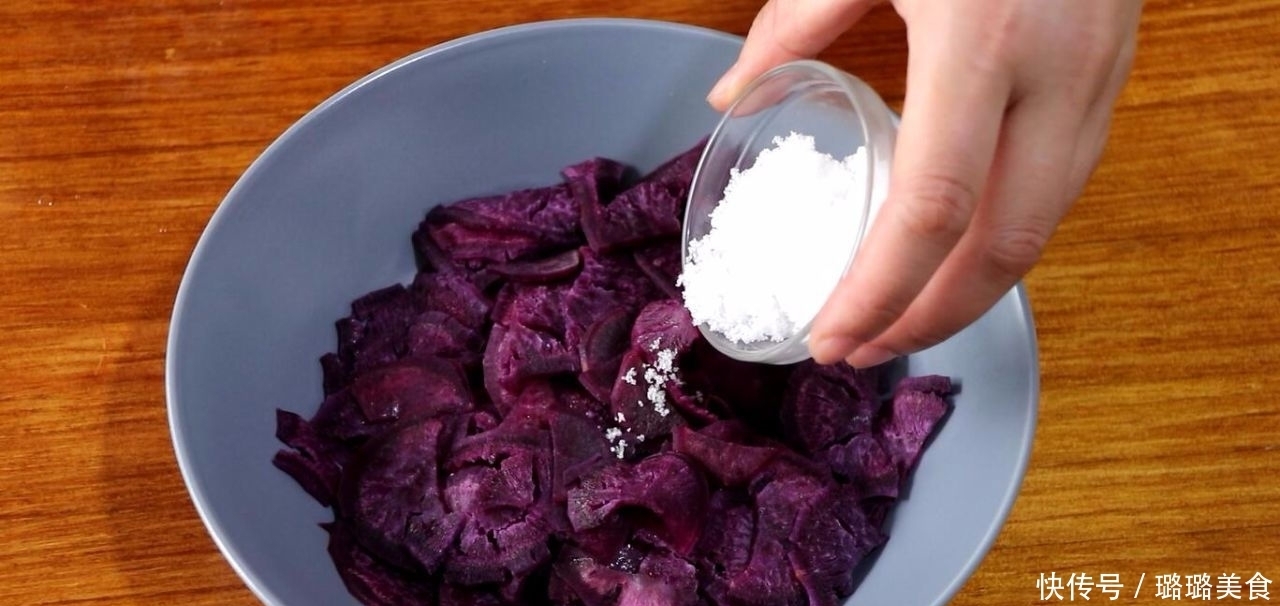 这是面粉的懒人做法,和面不加水,做出的馒头松软不塌,香甜可口