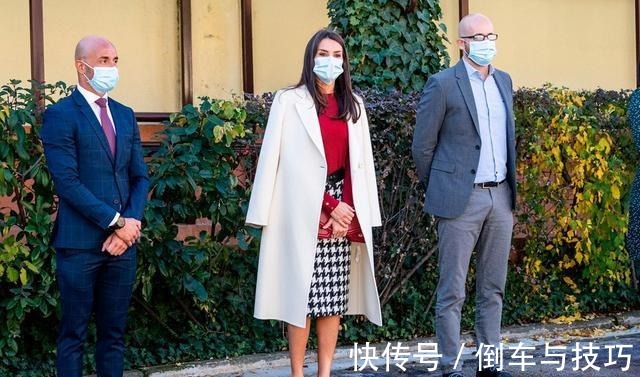 穿搭 莱蒂齐亚王后“萝卜裙”穿出新花样,搭配白色简洁大衣尽显好气质!