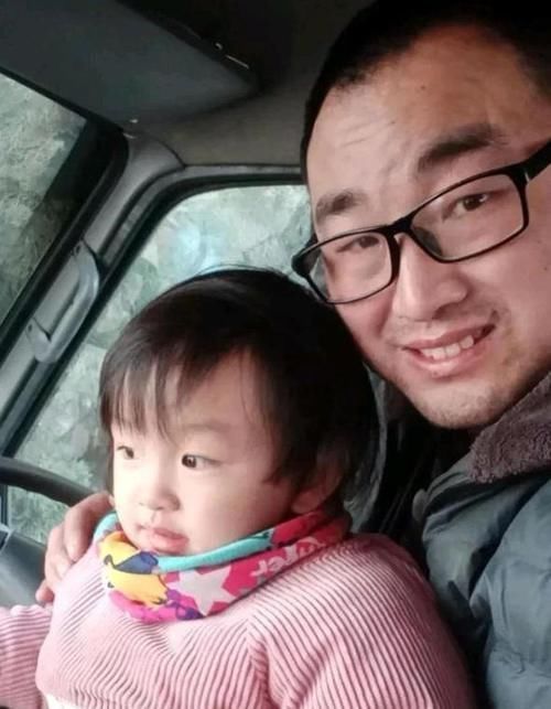 母爱|单亲爸爸带两岁宝宝跑运输，网友：可爱又心疼，愿意等上二十年