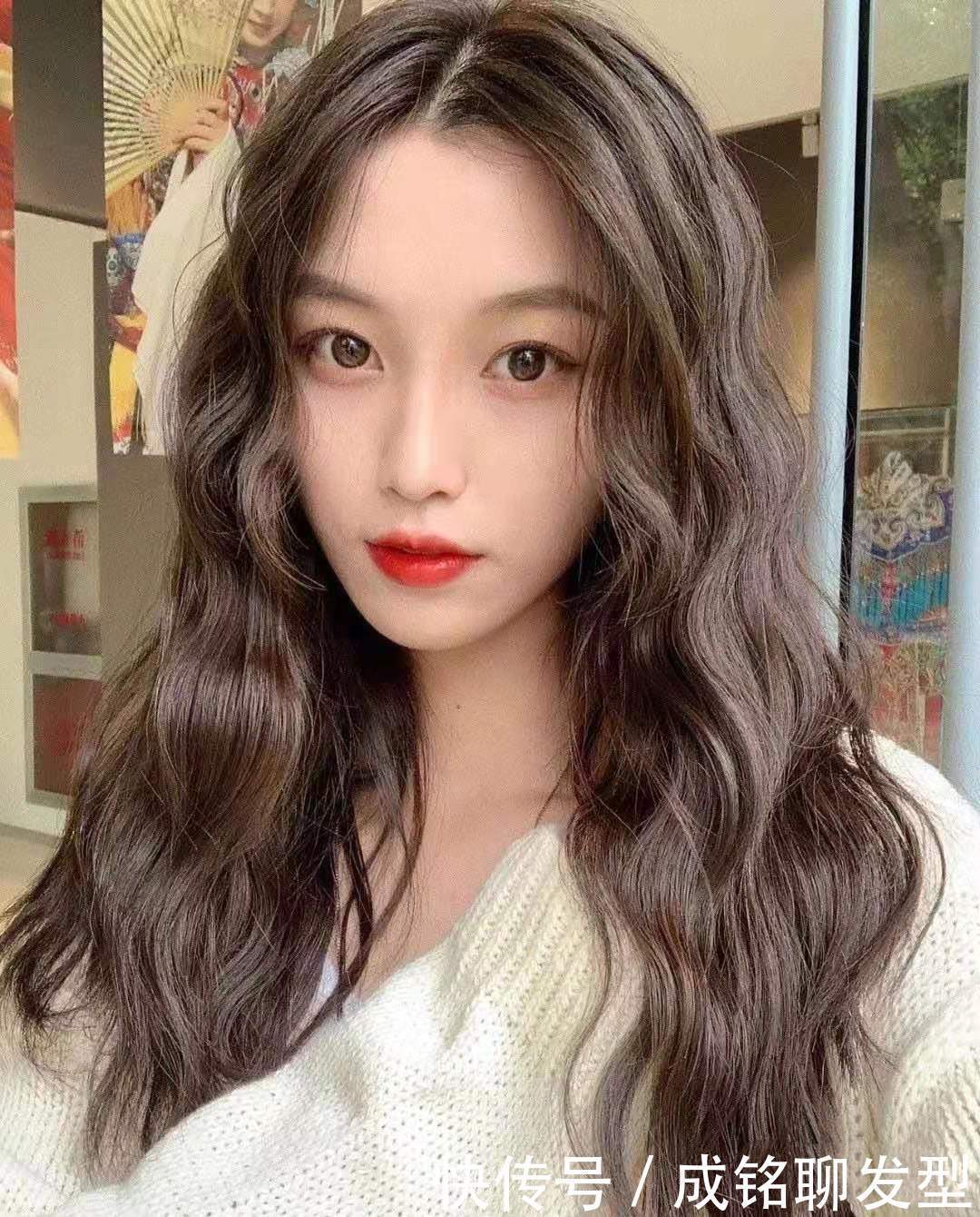 正当|羊毛卷已经OUT了!今年蛋蛋波纹卷发正当红,脸圆的妹子也适合