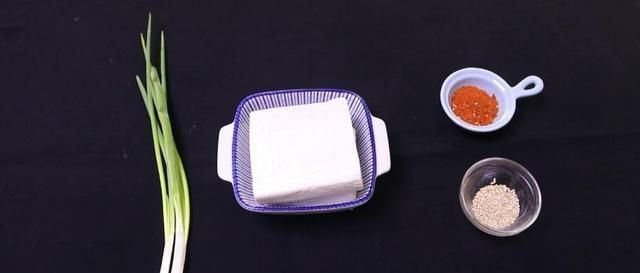 在家想吃铁板豆腐，没有铁板用平底锅做，香辣入味，开胃又下饭