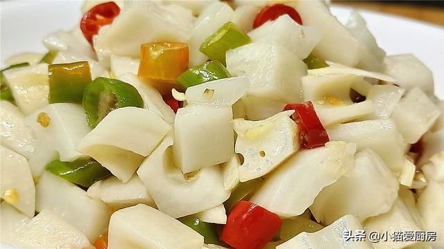 莲藕|教你做“酸辣藕丁”，成菜口感爽脆清香味美，上桌全家都爱吃