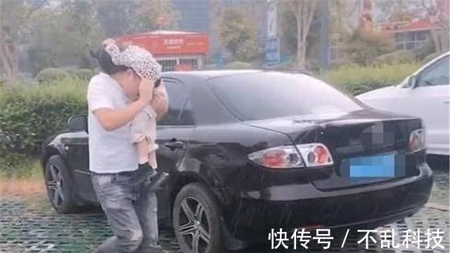 女儿|奶爸带娃遇大雨,挡雨的方式笑翻众人这爸爸实在是太不靠谱了